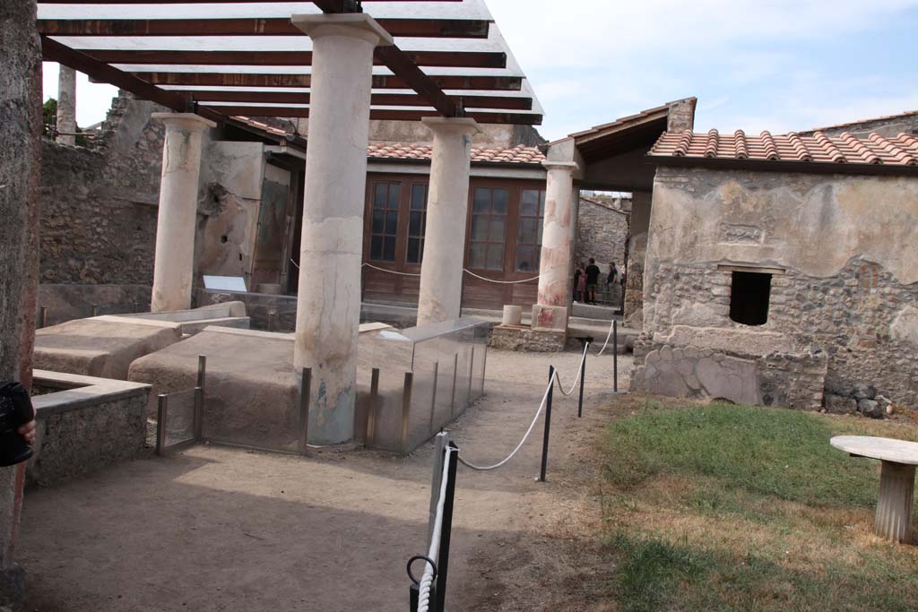 I.7.12 Pompeii. September 2021.
Looking north-west across garden area with summer triclinium towards north portico. Photo courtesy of Klaus Heese.
This photograph was taken from the doorway into I.7.19, a house linked to this one and photographed below.
The photographs commence on the west side of the insula, from the entrance doorway in Vicolo di Paquius Proculus, and returning to this area.