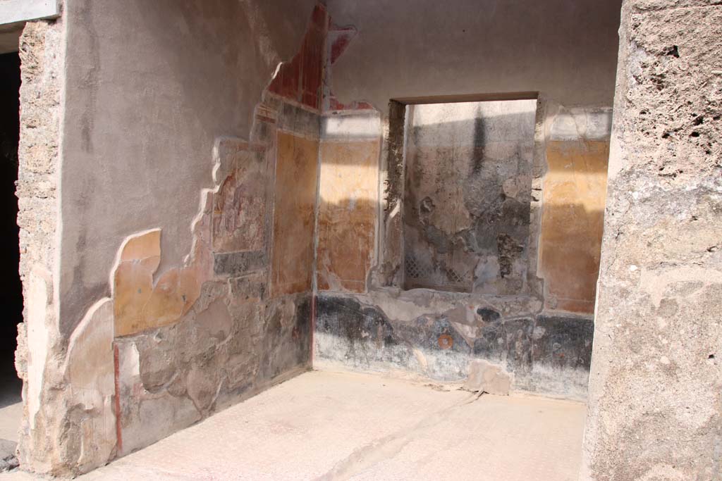 I.7.19 Pompeii. September 2021.
Looking towards north wall, north-east corner and window overlooking small garden area in east wall of tablinum.
The small garden area was reached by a corridor on the south side of this tablinum. Photo courtesy of Klaus Heese.