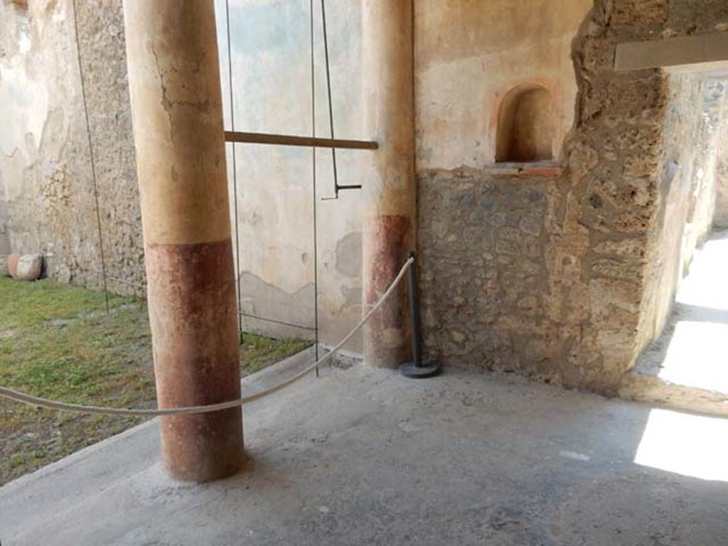 I.7.19 Pompeii. May 2017.
Looking across north portico towards west wall of garden area with niche, with corridor to atrium area, on right. Photo courtesy of Buzz Ferebee.