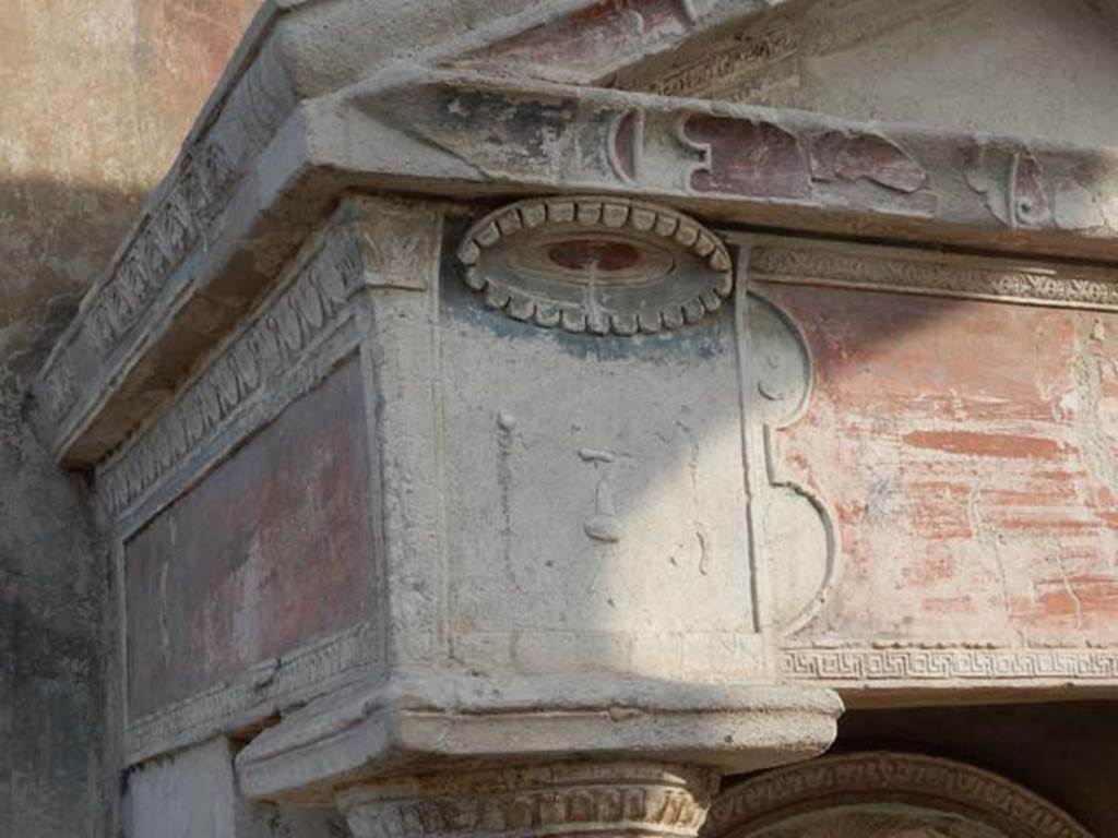 I.7.12 Pompeii. May 2017. Detail of raised stucco on nymphaeum on east end.
Photo courtesy of Buzz Ferebee.