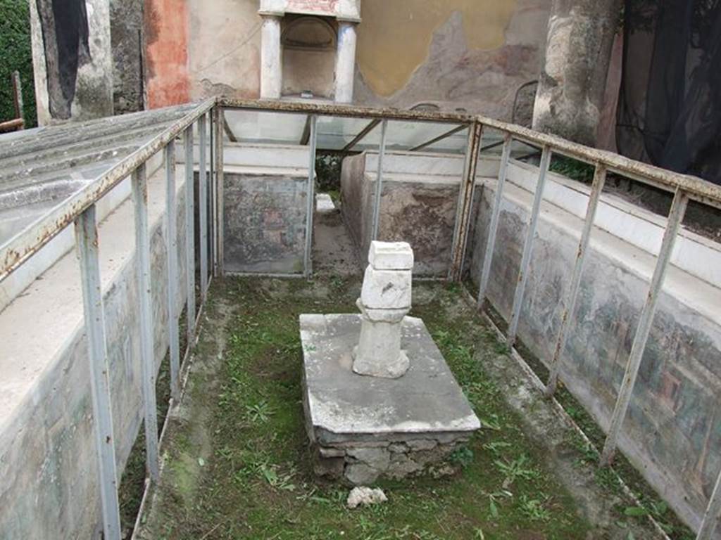 I.7.12 Pompeii. December 2006. Looking south. Water feature on inside of summer triclinium. showing feed from tank of nymphaeum.