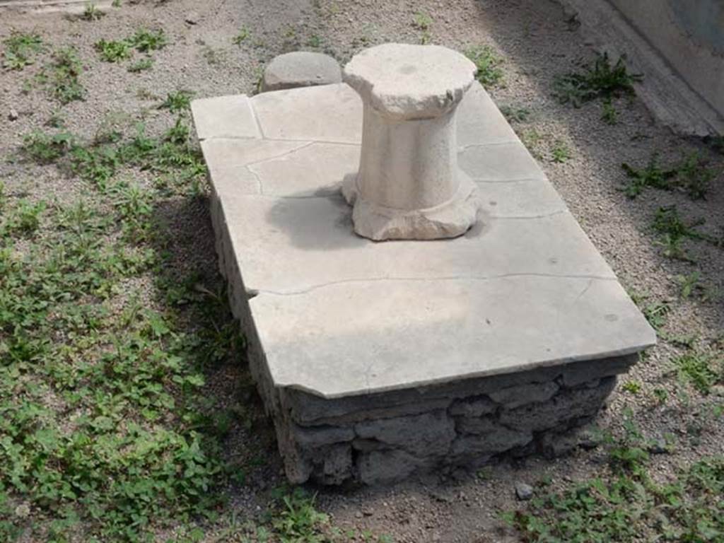 I.7.12 Pompeii. May 2017. Table and water feature between tables of summer triclinium. Photo courtesy of Buzz Ferebee.