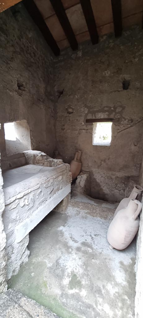 I.7.12 Pompeii. December 2006. West wall of cubiculum, with ancient hole through the wall, into the garden area.
