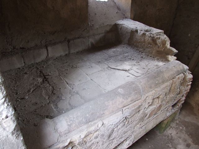 I.7.12 Pompeii. December 2006. Lower area of west wall beneath niche.