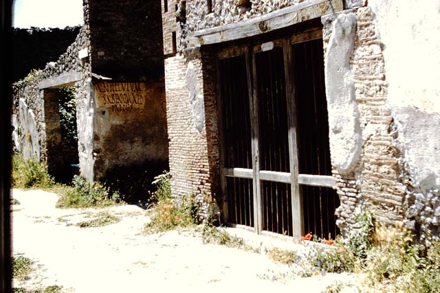 I.7.14 Pompeii. September 2005. Looking north from bar-room, to room with I.7.13 in east wall, and doorway to rear room.