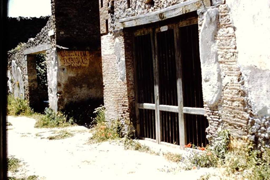 I.7.14 Pompeii, on left. 1961. Looking north-west on the Via di Castricio, towards Vicolo di Efebo and graffiti on its corner. On the right is the entrance doorway of I.8.15. Photo by Stanley A. Jashemski.
Source: The Wilhelmina and Stanley A. Jashemski archive in the University of Maryland Library, Special Collections (See collection page) and made available under the Creative Commons Attribution-Non Commercial License v.4. See Licence and use details.
J61f0288