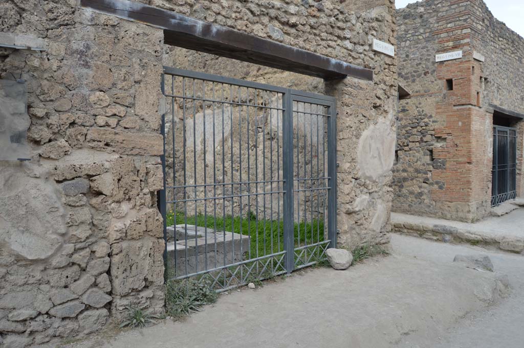 I.7.14 Pompeii. October 2017. Looking north-east to entrance doorway, and towards I.8.15, on right.
Foto Taylor Lauritsen, ERC Grant 681269 DÉCOR.