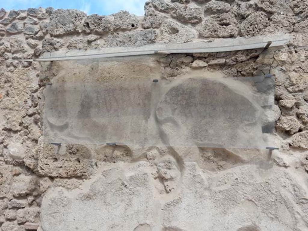 I.7.14 Pompeii. May 2017. Remains of painted inscription (CIL IV 7238) on left (west) side of entrance doorway. Photo courtesy of Buzz Ferebee.
