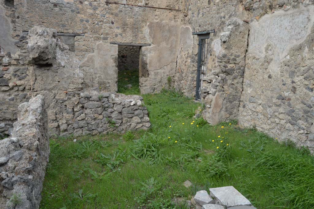 I.7.14 Pompeii. October 2017.
Looking north from bar-room, to room/atrium with I.7.13 in east wall, and doorway to rear room.
Foto Taylor Lauritsen, ERC Grant 681269 DÉCOR.