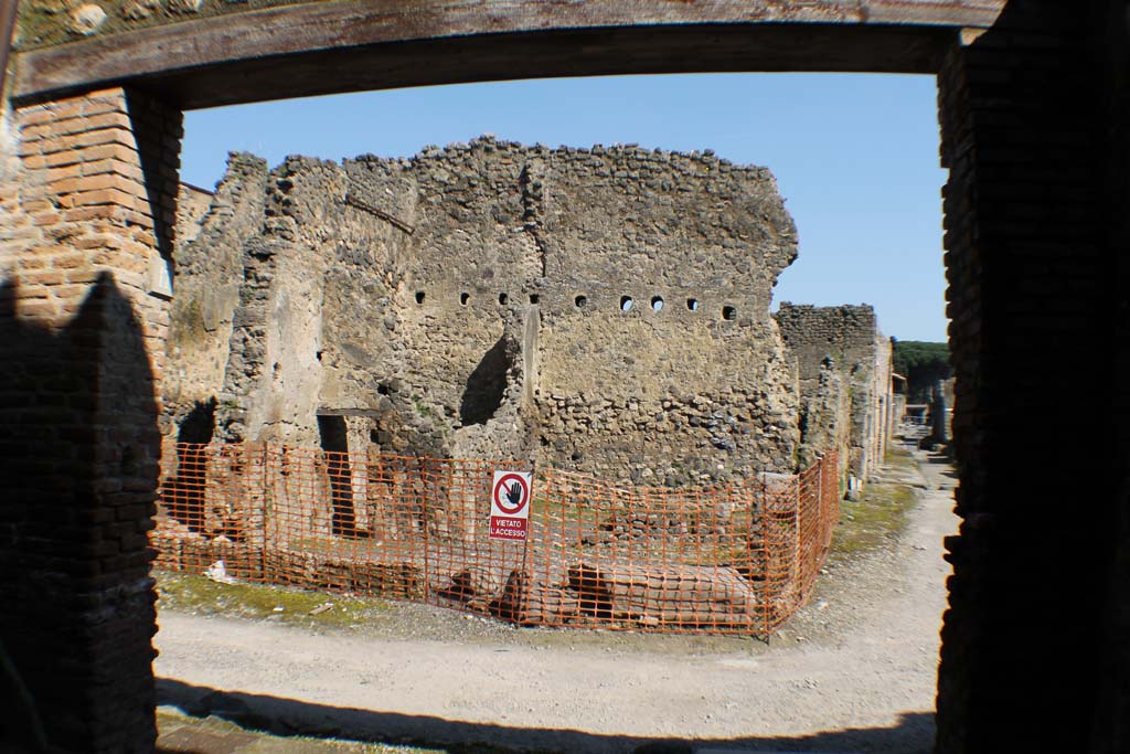 I.7.15 Pompeii. March 2014. 
Looking east through doorway of I.10.17, across Vicolo di Paquius Proculus towards area of I.7.15 on corner of Via di Castricio, on right. 
Foto Annette Haug, ERC Grant 681269 D�COR.

