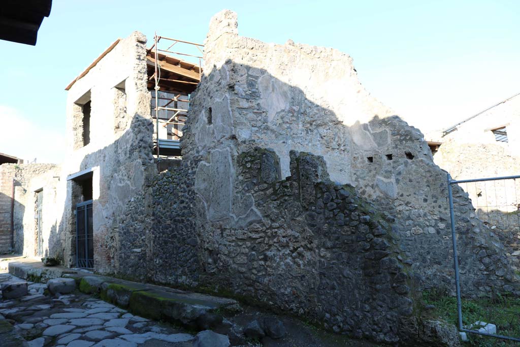 I.7.17 Pompeii, on right, with doorway to 1.7.19 and I.7.18, on left. December 2018.
Looking north-east on east side of Vicolo di Paquius Proculus. Photo courtesy of Aude Durand.