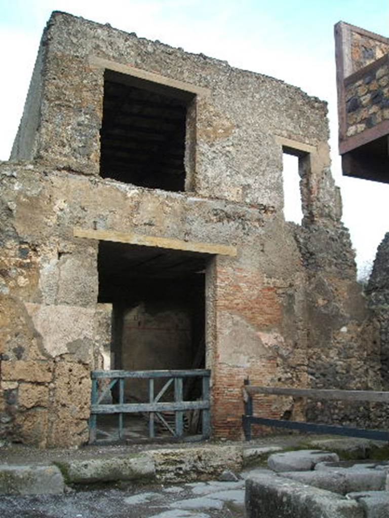 I.7.18 Pompeii. December 2004. Entrance doorway, looking east.
According to Della Corte, written to the side of entrance was �
N[irae]mius rog(at)     [CIL IV 7252]
According to Epigraphik-Datenbank Clauss/Slaby (See www.manfredclauss.de), this read as -
M(arcum)  C(errinium)  V(atiam)  aed(ilem)  o(ro)  v(os)  f(aciatis)  N[3]ius  ro[g(at)]      [CIL IV 7252]
