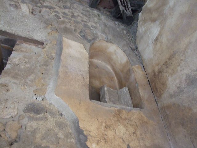 I.7.19 Pompeii. December 2006. Room to east side of steps, with arched recess under steps.