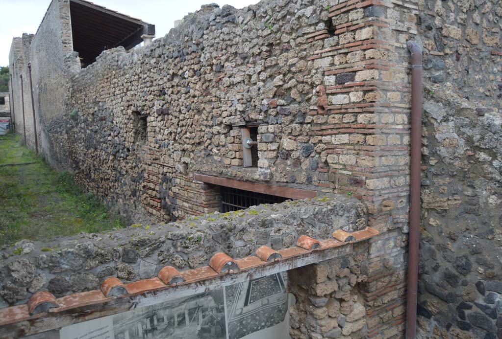 I.7.20 Pompeii. March 2018. Looking north-east towards upper east wall of Vicolo di Paquius Proculus.
Foto Taylor Lauritsen, ERC Grant 681269 D�COR.
