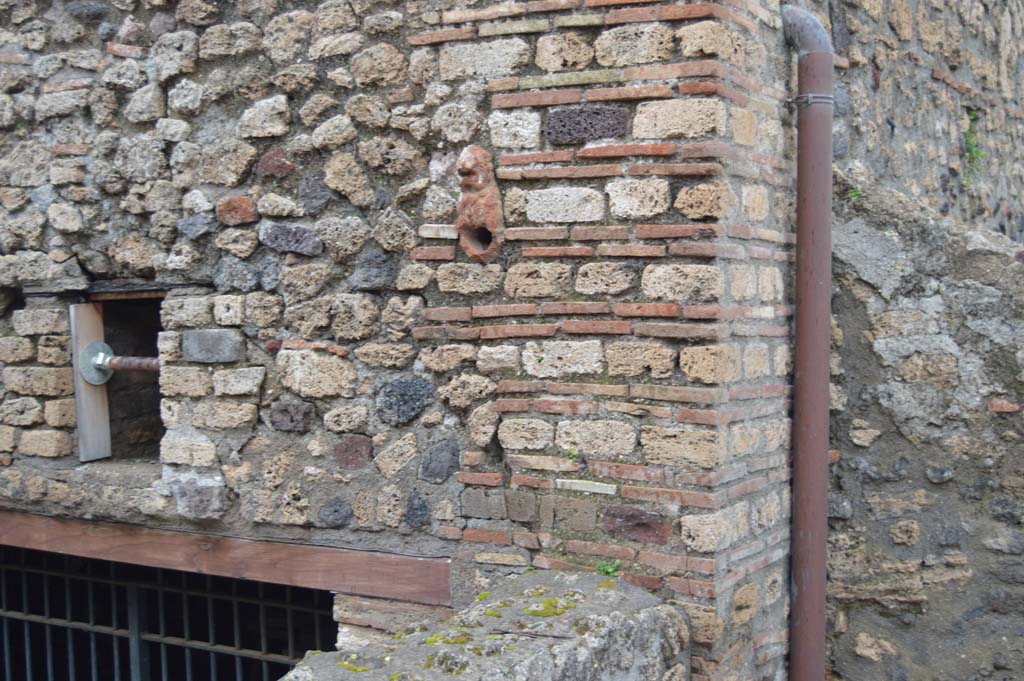 I.7.20 Pompeii. March 2018. Detail from upper wall above doorway.
Foto Taylor Lauritsen, ERC Grant 681269 D�COR.
