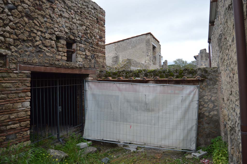 I.7.20 Pompeii, on left. March 2018. Looking south on Vicolo di Paquius Proculus.
Foto Taylor Lauritsen, ERC Grant 681269 D�COR.
