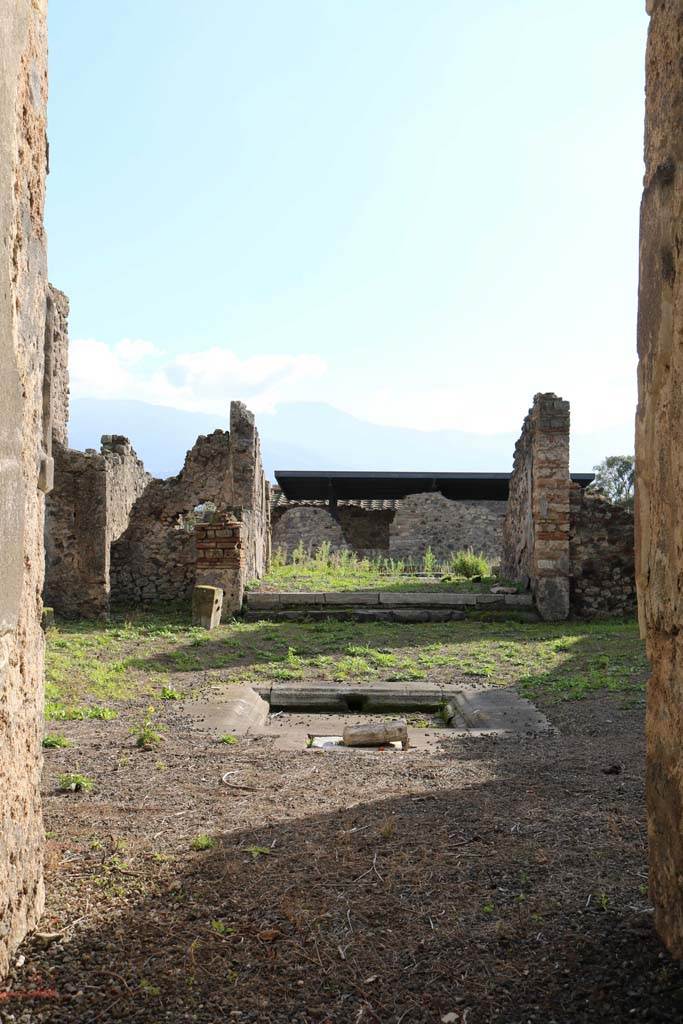 I.8.2 Pompeii. December 2018.
Looking south to atrium from entrance corridor. Photo courtesy of Aude Durand.