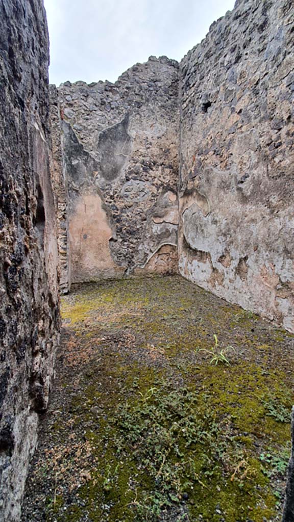 I.8.2 Pompeii. July 2021.
Looking south from I.8.1 through doorway into room on west side of atrium in north-west corner.
Foto Annette Haug, ERC Grant 681269 DÉCOR.