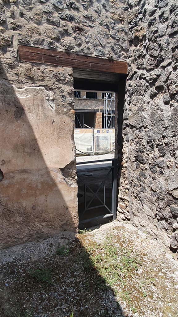 I.8.2 Pompeii. July 2021.
Looking through doorway into I.8.1 from north wall of room in north-west corner of atrium.
Foto Annette Haug, ERC Grant 681269 DÉCOR.