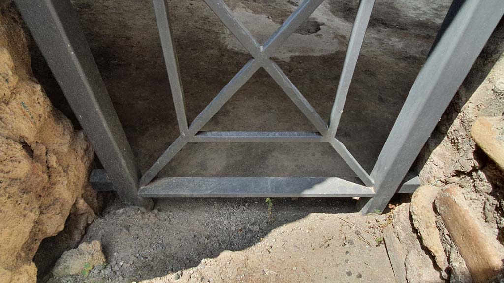 I.8.1 Pompeii. July 2021. Doorway threshold between I.8.2 and I.8.1.
Foto Annette Haug, ERC Grant 681269 DÉCOR.