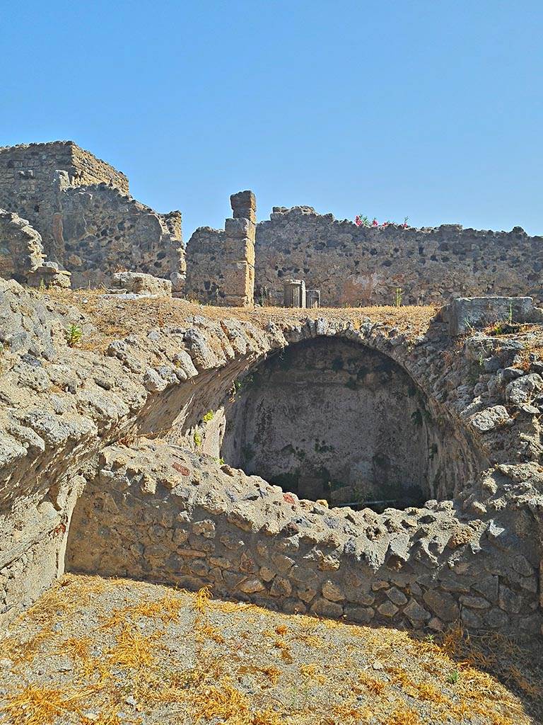 I.8.2/19 Pompeii. September 2024.
Looking east towards cistern at lower level, with peristyle of I.8.2 above. Photo courtesy of Giuseppe Ciaramella.