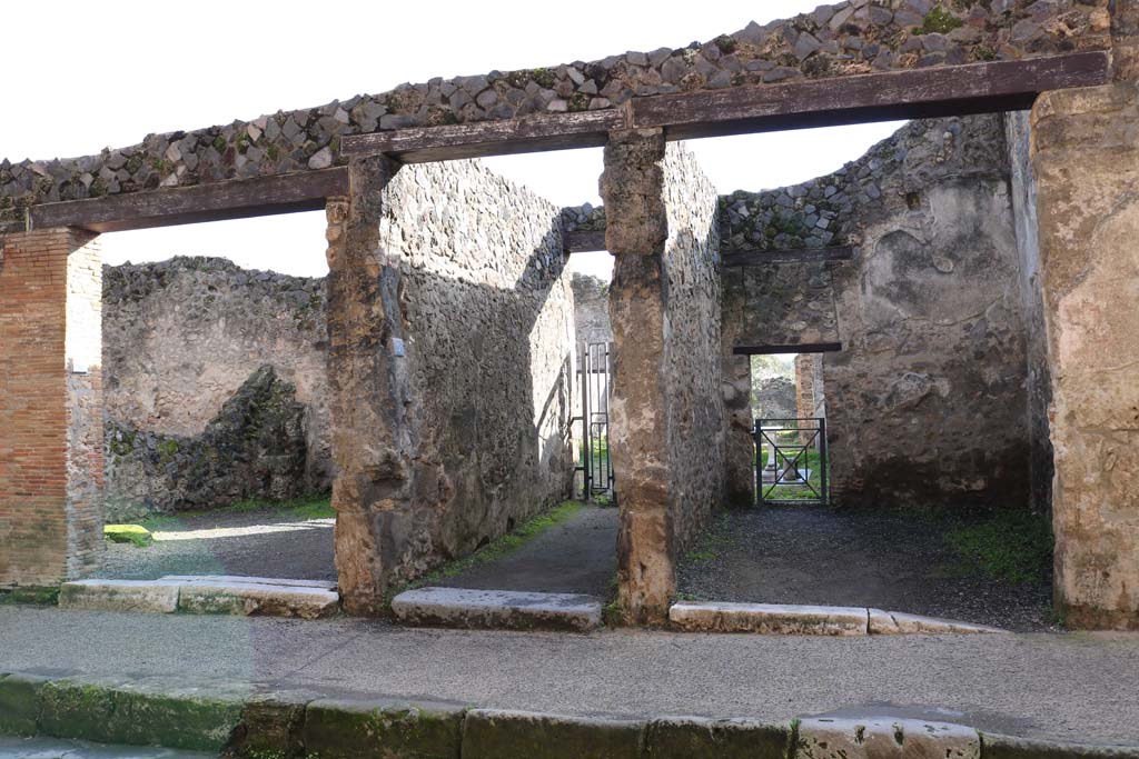 I.8.6, on left, I.8.5, centre, and I.8.4, on right, Pompeii. December 2018. 
Looking south to entrances on Via dell�Abbondanza. Photo courtesy of Aude Durand.
