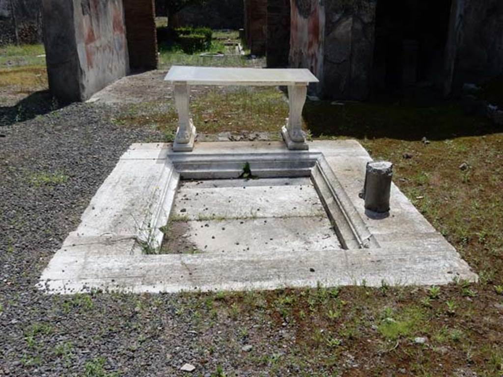 I.8.5 Pompeii. May 2015. Looking south across impluvium in atrium, to tablinum and garden. Photo courtesy of Buzz Ferebee.
