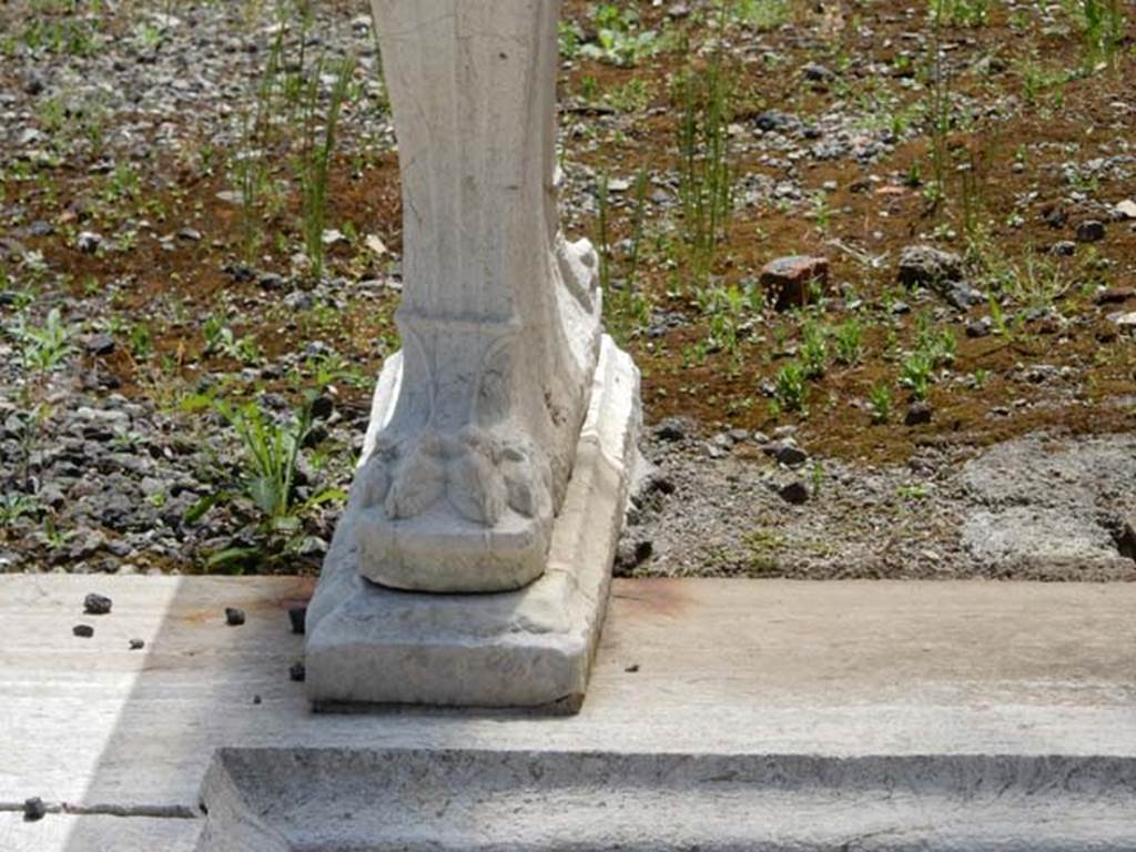 I.8.5 Pompeii. May 2015. Detail of east table leg. Photo courtesy of Buzz Ferebee.