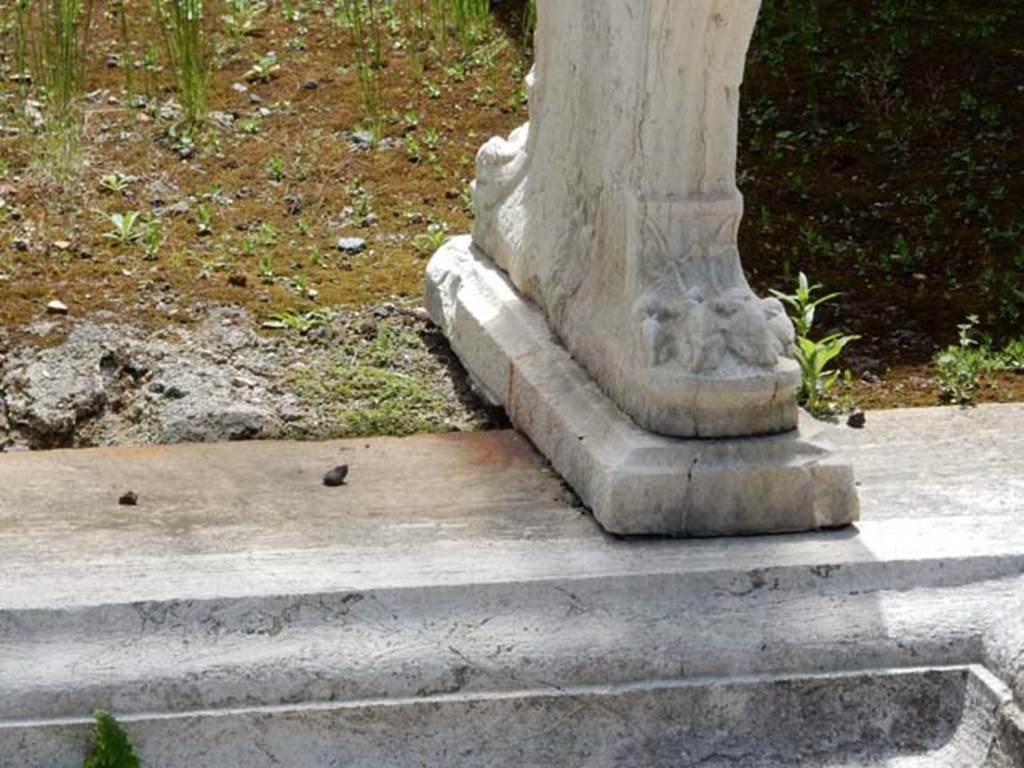 I.8.5 Pompeii. May 2015. Detail of west table leg. Photo courtesy of Buzz Ferebee.