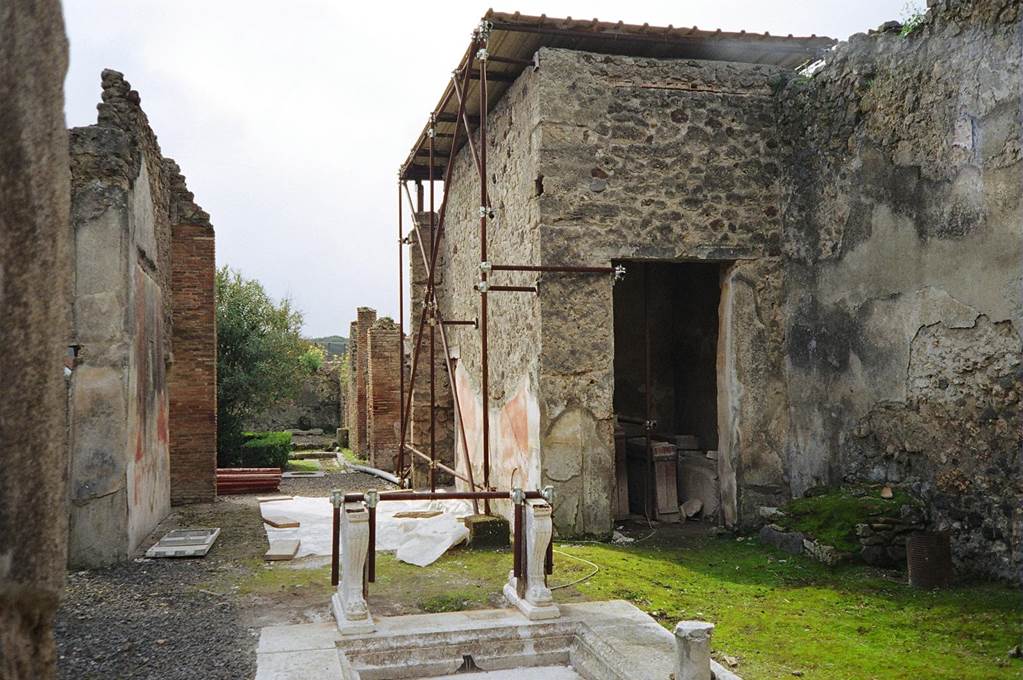 I.8.5 Pompeii. March 2010. Looking south across atrium to tablinum. Photo courtesy of Rick Bauer.