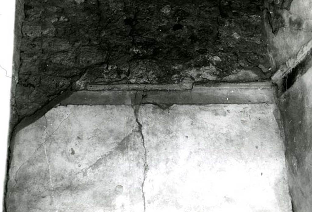 I.8.5 Pompeii. 1975. House, right room, back S wall. Photo courtesy of Anne Laidlaw.
American Academy in Rome, Photographic Archive. Laidlaw collection _P_75_5_37.