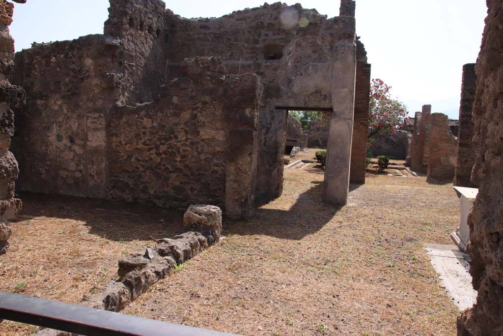 I.8.5 Pompeii. September 2019. Rooms and area on east side of atrium, with garden at rear. Photo courtesy of Klaus Heese.
0353 Pompeji Casa della Statuetta Indiana (I.8.5) - Atrium - Südostseite - hinten - Garten. September 2019.