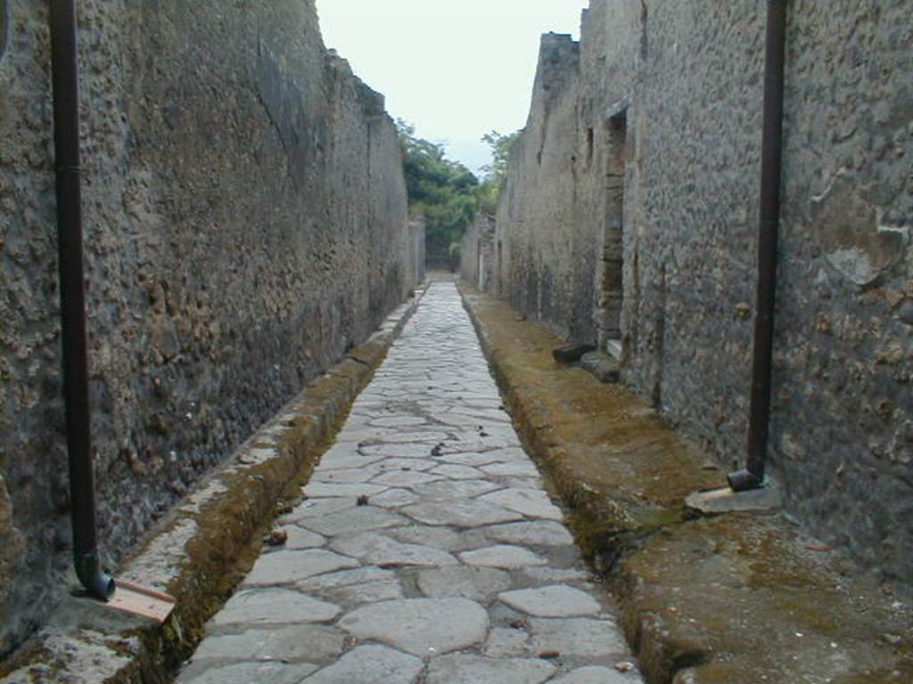 I.9 Pompeii. September 2004. Unnamed vicolo between I.9 and I.8 looking south. I.8.8.
