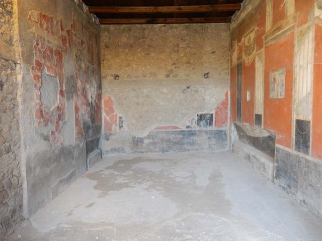 I.8.9 Pompeii. May 2010. Room 7, triclinium. Central panel on east wall. Wall painting of Europa and the Bull.
