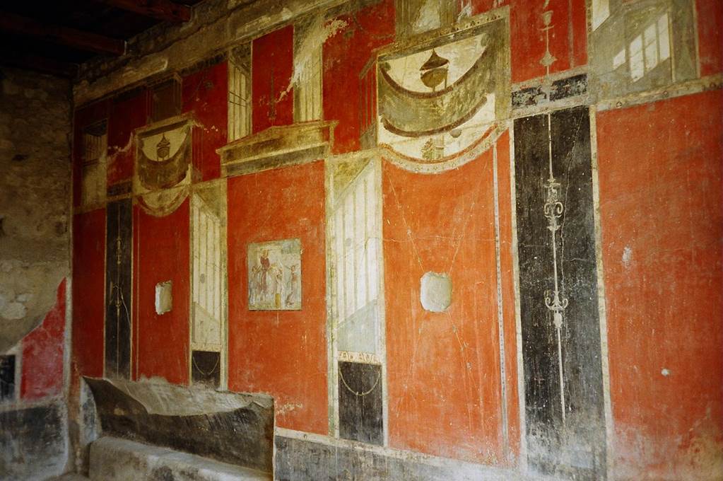 I.8.9 Pompeii.  March 2010.  Room 7.  Triclinium.  East wall, with recess. Photo courtesy of Rick Bauer.