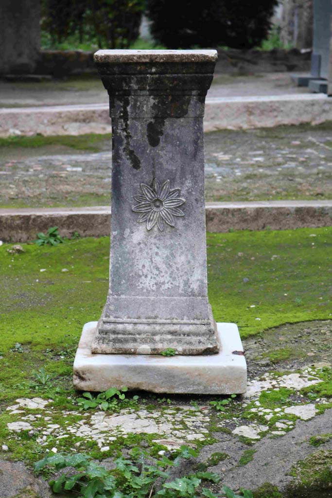 I.8.8 Pompeii. December 2018.
Room 1, atrium. Marble podium with rosette of 12 petals. Photo courtesy of Aude Durand.