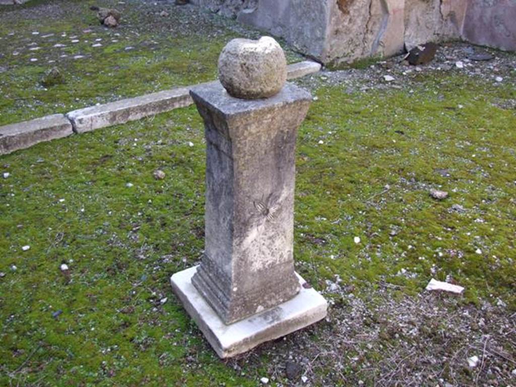 I.8.9 Pompeii. March 2009. Room 1. Atrium. Marble podium with rosette of 12 petals