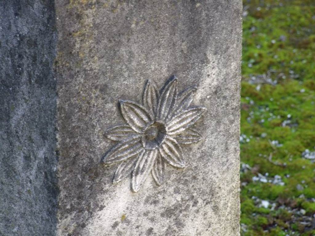 I.8.9 Pompeii. March 2009. Room 1. Decoration on marble podium. Rosette with 12 petals.