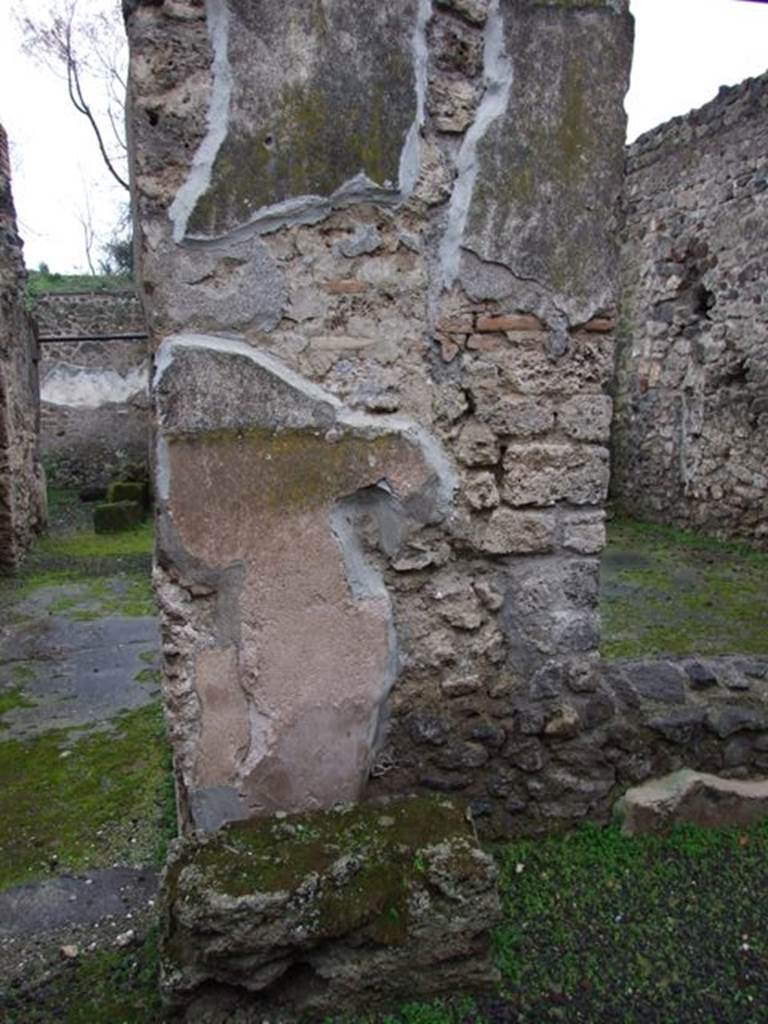 I.8.14 Pompeii. December 2007.
Detail of plaster on south wall of courtyard/garden 7 on west side of door leading to the atrium 2.