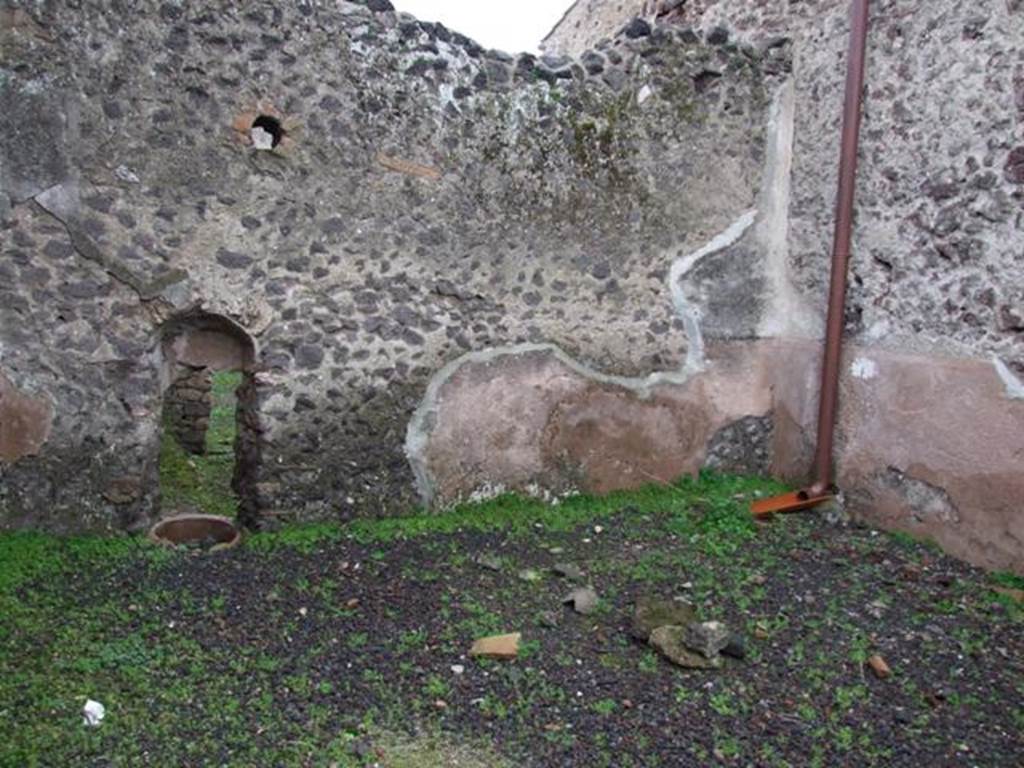I.8.14 Pompeii. December 2007.
Courtyard 7, west wall of garden area with south-west corner, with remains of a high cocciopesto zoccolo, and white upper zone of walls.