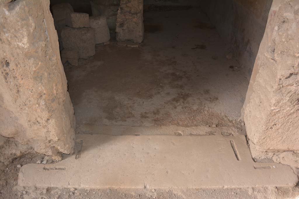 I.8.17 Pompeii. March 2019. Room 4, doorway threshold, looking west from atrium.
Foto Annette Haug, ERC Grant 681269 D�COR.
