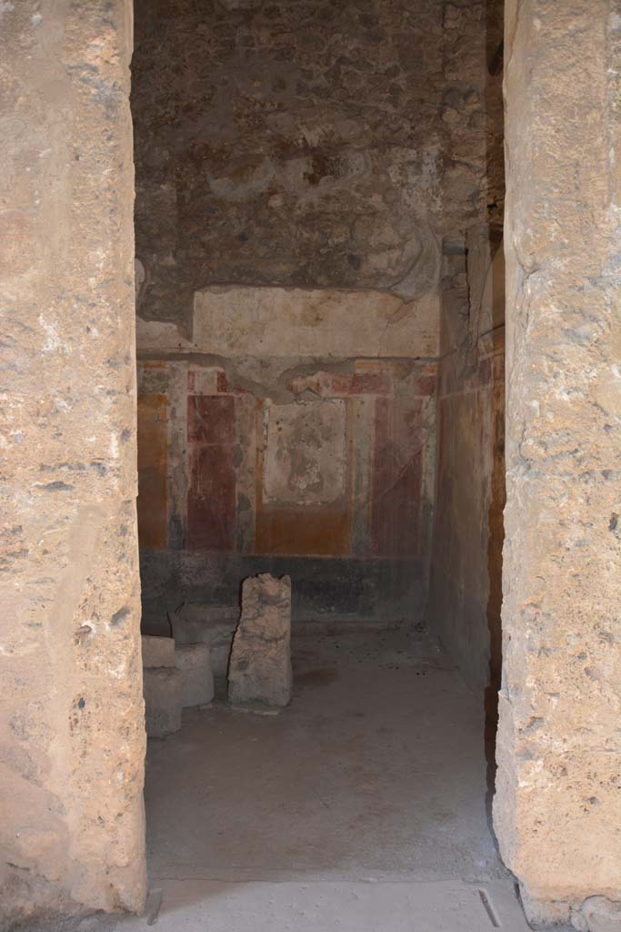 I.8.17 Pompeii. October 2019. Room 4, looking west through doorway.
Foto Annette Haug, ERC Grant 681269 D�COR.
