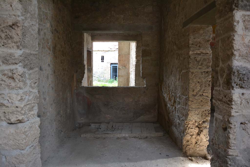 I.8.17 Pompeii. March 2019. Room 10, looking east from atrium 3, with doorway to tablinum 9, on right.
Foto Annette Haug, ERC Grant 681269 D�COR.

