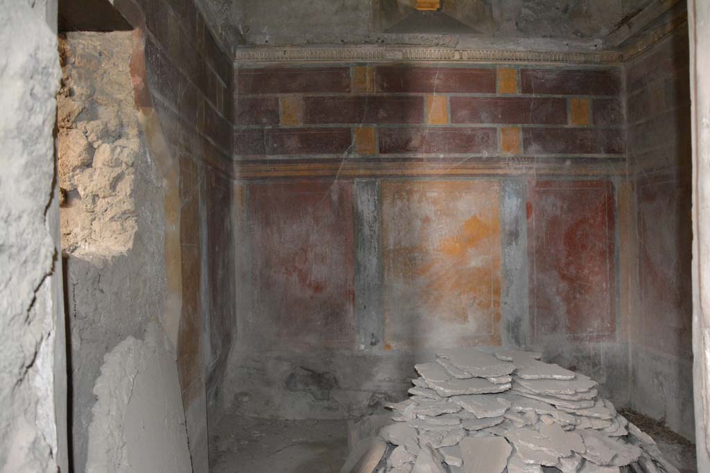 I.8.17 Pompeii. March 2019. Room 12, looking north through doorway.
Foto Annette Haug, ERC Grant 681269 D�COR.
