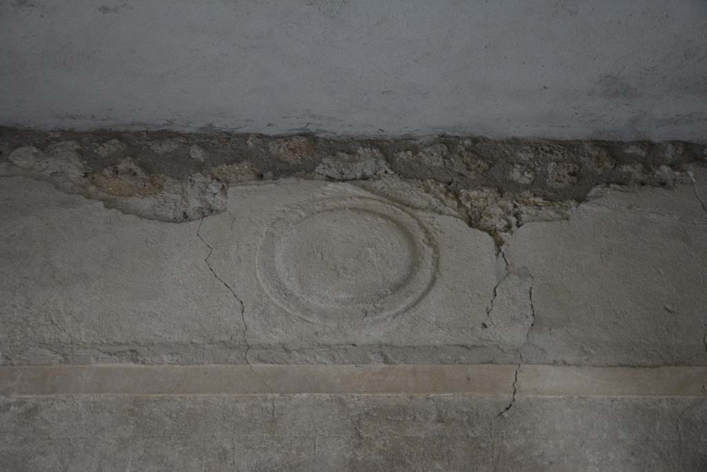 I.8.17 Pompeii. March 2019. Room 12, stucco shield in upper west wall.
Foto Annette Haug, ERC Grant 681269 D�COR.
