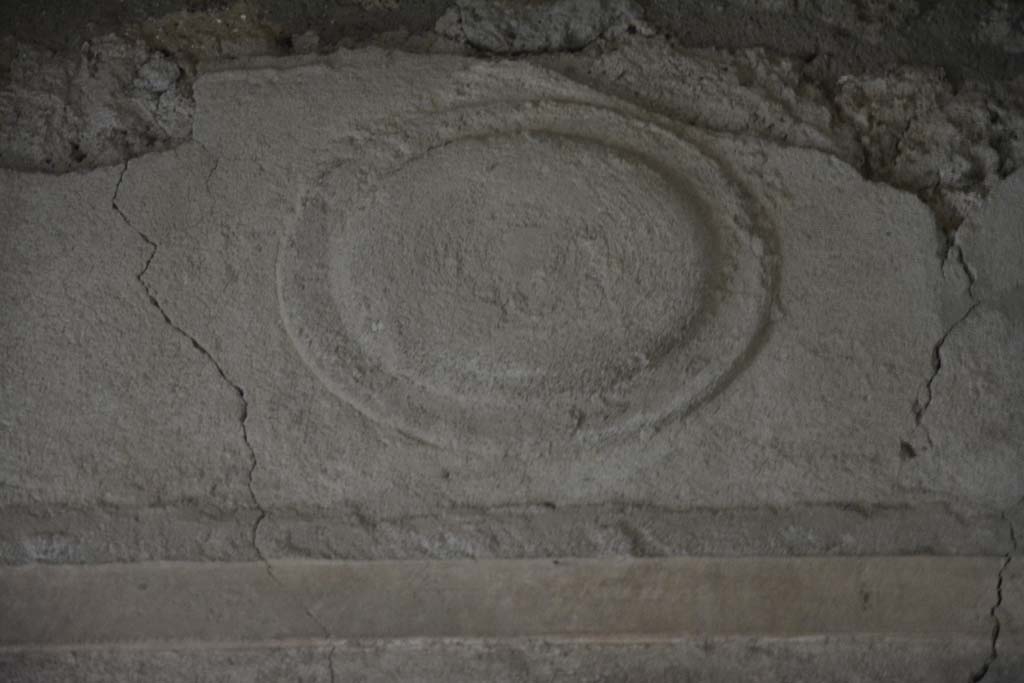 I.8.17 Pompeii. March 2019. Room 12, detail of stucco shield on west wall.
Foto Annette Haug, ERC Grant 681269 D�COR.

