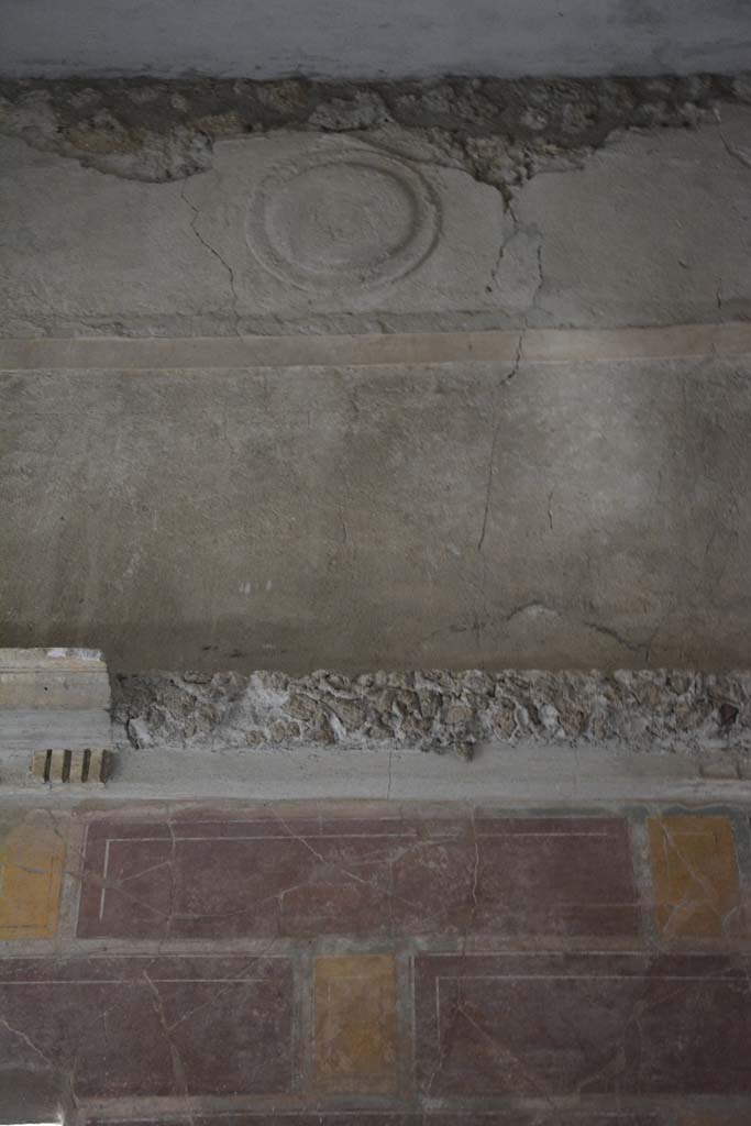 I.8.17 Pompeii. March 2019. Room 12, detail from upper west wall with stucco shield.
Foto Annette Haug, ERC Grant 681269 D�COR.
