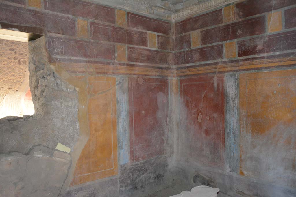 I.8.17 Pompeii. October 2019. Room 12, looking north along west wall towards north-west corner.
Foto Annette Haug, ERC Grant 681269 D�COR.

