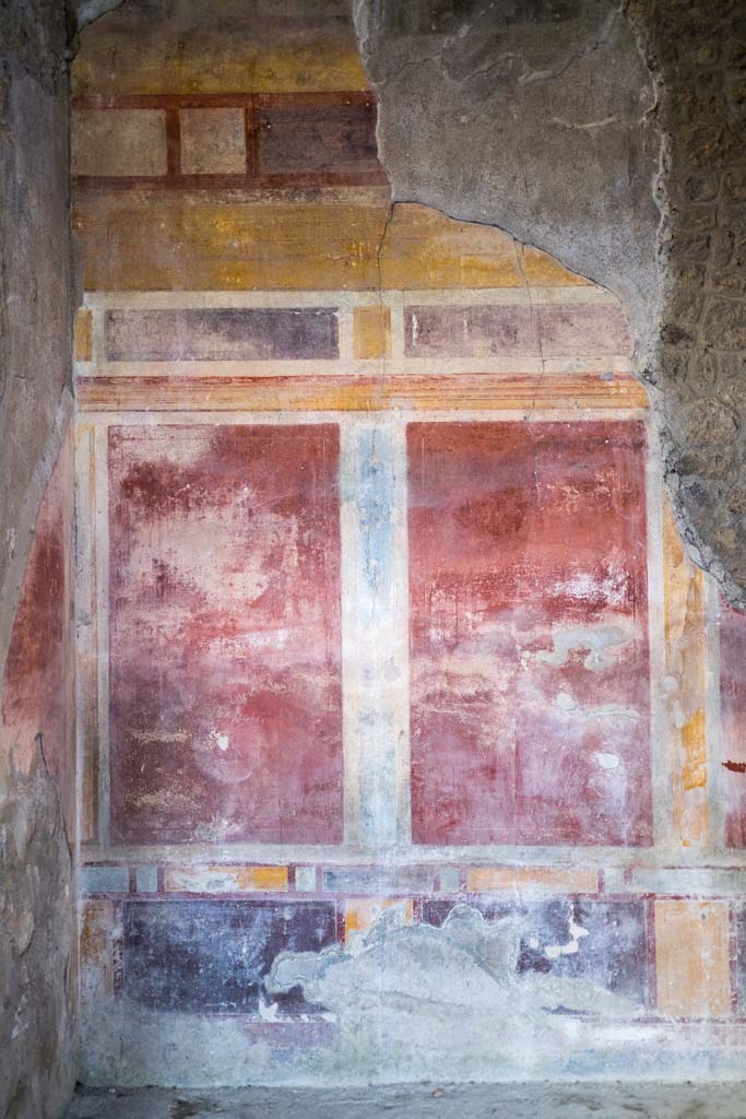I.8.17 Pompeii. December 2021.
Room 13, detail of west end of north wall. Photo courtesy of Johannes Eber.