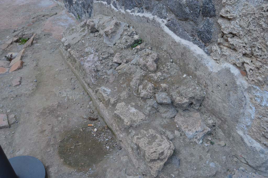 I.8.17 Pompeii. March 2019. Detail of bench, looking north.
Foto Taylor Lauritsen, ERC Grant 681269 DÉCOR.
